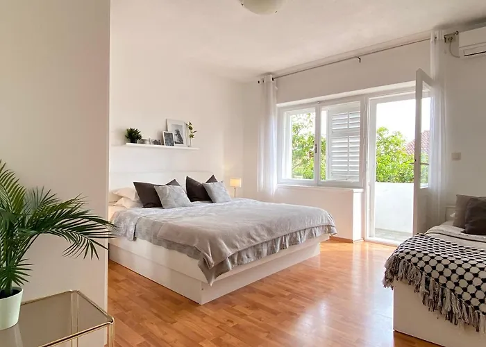 Apartment & Joy Of Life In *